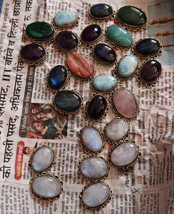 Pendentif bohème vintage en laiton plaqué rhodium avec pierres mélangées, idéal pour les fêtes, les fiançailles et les mariages - Prix de gros - Product Image 1