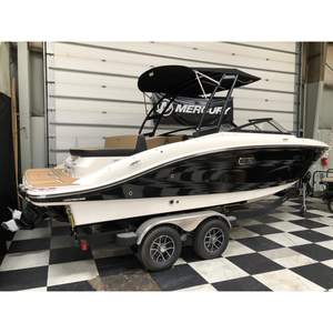 Embarcación de Lujo Sea Ray SPX 210 2025 con Motor MerCruiser, Tanque de Combustible de 37 Galones, Configuración Interior/Exterior - Product Image 3
