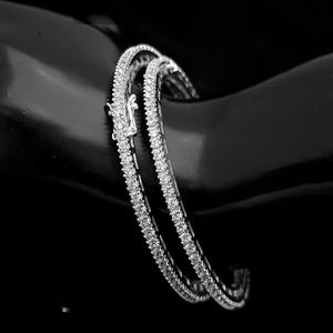 Meilleure qualité Look simple finition argent AD Stone Look deux ensemble de bracelets pour les femmes Collection de vêtements de fête de mariage pour les filles - Product Image 1