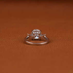 Bague de fiançailles en diamant de laboratoire personnalisée de luxe pour hommes sertissage solitaire en or massif 18KT certifié IGI de style classique - Product Image 3