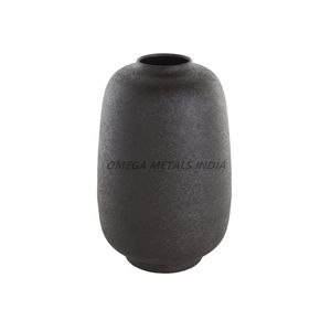 Vases en métal de luxe de couleur noir mat présentant une forme ovale unique avec une surface texturée pour un style de décoration intérieure contemporaine - Product Image 1