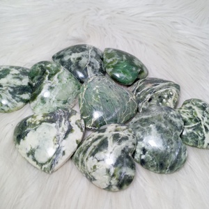 Venta al por mayor Jade nefrita natural pequeño corazón jaspe cristal curativo de alta calidad artesanía pequeñas piedras preciosas de Indonesia - Product Image 4