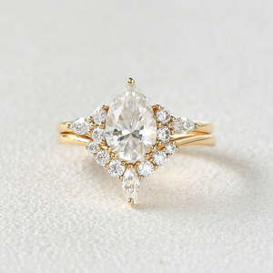 แหวนหมั้นวินเทจทรงกลมเจียระไนแบบบริลเลียนท์ ประดับโมอิสซาไนต์ ความใสระดับ VVS1 ชุบแพลตตินัม พร้อมดีเทลตกแต่งด้านข้าง เหมาะสำหรับงานแต่งงานและโอกาสพิเศษ - Product Image 2