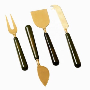 Ensemble d'épandeurs de fromage en acier inoxydable, en résine verte avec poignée en or, poli miroir, lavable au lave-vaisselle - Product Image 1