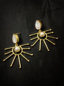 Pendientes tradicionales de latón hechos a mano para mujeres y niñas, joyería contemporánea chapada en oro para bodas, a un precio razonable - Product Image 2