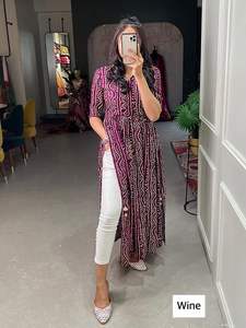 Fancy Rayon Bandhani Print Design Ladies Nair a Cut Kurtis Colección de ropa india y pakistaní para mujeres - Product Image 6