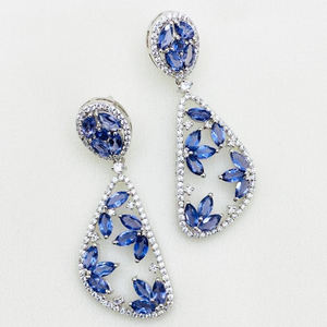 Pendientes de plata de ley más vendidos de 2024, tachuelas de ónix verde y circonita para la moda femenina - Product Image 1