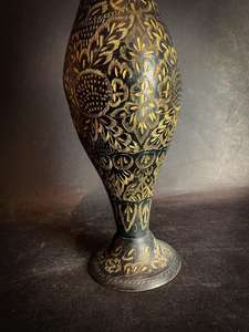 Jarrón de latón decorativo vintage con diseño floral acrílico esmaltado negro y dorado decoración del hogar o regalo de metal precio razonable - Product Image 3