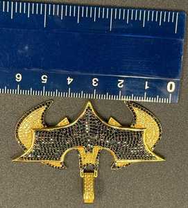 Colgante de Diamante Moissanita Redondo Negro y Amarillo con Logotipo de Superhéroe, Plata de Ley 925 con Baño de Oro, Joyería Fina, Regalo Único - Product Image 6