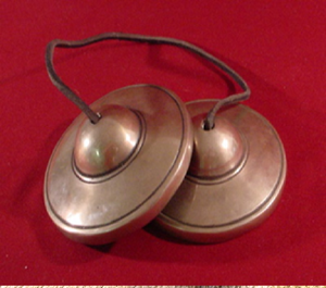 Platillos Tingsha de latón tradicionales: campanas de meditación de diseño minimalista, terapia de sonido, campanas de yoga, venta al por mayor. - Product Image 1