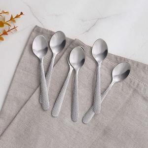 Assortiment complet de cuillères en argent avec poignée de designer pour les événements, les banquets et les mariages et les hôtels. - Product Image 2