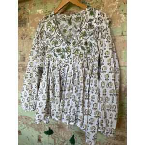 Top Estilo Bohemio con Estampado Floral en Verde Jardín para la Temporada de Primavera - Product Image 2