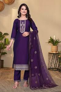 Ensemble Kurta en tissu romain brodé pour les fêtes, avec dupatta assorti et pantalon en soie romaine, disponible en deux couleurs - Product Image 4