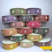 Sur mesure dans des dentelles florales brodées festonnées de plusieurs manières de couleur dans des conceptions ethniques pour différentes tailles