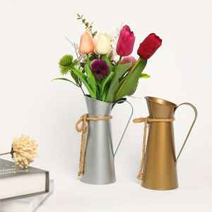 Vase à fleurs en métal chromé torsadé moderne fait à la main pour la décoration de la maison et des mariages de luxe, tailles et couleurs personnalisables - Product Image 6