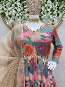 Beau costume de créateur-Pent et Dupatta avec impression numérique et travail manuel - Product Image 3