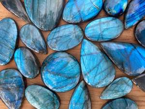 พลอยลาบราโดไรต์ธรรมชาติคุณภาพ AAA รูปทรงอิสระ งานแฮนด์เมด ขัดเงาด้วยมือ ขายส่ง ราคาแข่งขัน - Product Image 3