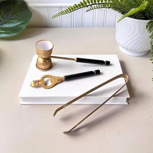 Ensemble d'outils de bar vintage en laiton avec ouvre-bouteille, pinces à glaçons et doseur pour usage professionnel en bar et présentation sur comptoir - Product Image 4