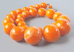 Collier de perles en résine ambre de qualité supérieure Bijoux de mode avec motif en forme de boule pour concepteurs et accessoires - Product Image 3