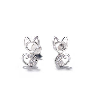 Orecchini a Perno a Forma di Gatto in Argento Sterling con Cristalli, Perle d'Acqua Dolce e Diamanti per Regali - Product Image 1