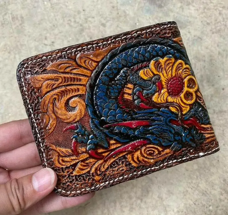 Carteira de couro de alta qualidade feita à mão dragão esculpido carteira de cowboy ocidental para homens no atacado fabricante