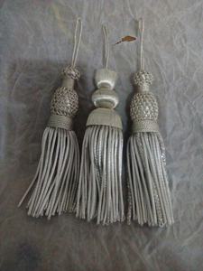 Long pompon à franges en or avec cordon OEM Vente en gros de fil métallique écologique pour les vêtements et les chaussures fabriqués par Hamza Badges - Product Image 2
