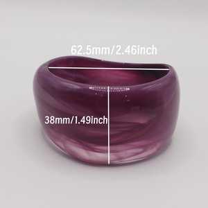 กำไลเรซิ่นประดิษฐ์จากช่างฝีมือที่มีดีไซน์ที่เป็นแรงบันดาลใจจากธรรมชาติด้านในเป็นใบไม้หรือทองคำเปลวมีสีใสหรือสีพาสเทลที่น่าทึ่ง - Product Image 4