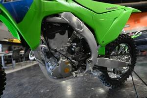 ดีล 2025 - 2026 คาวาซากิ KX250X 249 ซีซี ระบายความร้อนด้วยน้ำ 4 จังหวะ สูบเดียว เกียร์ 6 สปีด พร้อมส่งออก - Product Image 2