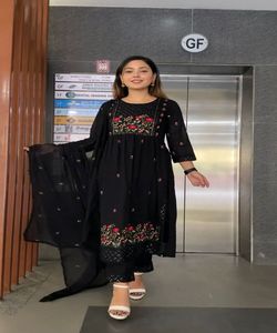 Ropa Africana Boutique Diseño Gharara Casual Long Off White Tenedor Estilo Negro Dos piezas Traje Dupatta de tres piezas - Product Image 3