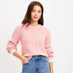 เสื้อกันหนาวถักแคชเมียร์100% มีสไตล์สำหรับผู้หญิงอบอุ่นและสะดวกสบายสำหรับฤดูหนาวพร้อมโลโก้ด้านหน้าดีไซน์ทันสมัยสำหรับผู้หญิงออฟฟิศ - Product Image 1