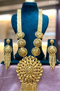 Conjunto de Collar Largo Chapado en Oro con Colgante Floral Grande y Pendientes Jhumka, Joyería Nupcial Premium al por Mayor, Modelo 63002 - Product Image 5