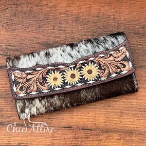 Portefeuille à deux volets en cuir usiné pour femmes Portefeuille en cuir de vachette véritable cousu à la main Portefeuille pour cartes de crédit Western Floral Clutch - Product Image 1