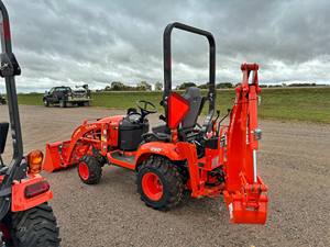 Para Kubota BX23S 4x4 Rueda Tractor Cargador Retroexcavadora 30HP Refrigerado por líquido 3 Cilindros Motor diésel 30FP Potencia nominal Granja usada - Product Image 5