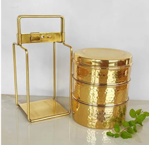 Transportador Tiffin de latón clásico de tres niveles, que ofrece un amplio espacio para sus comidas. Una opción duradera y elegante para el uso diario - Product Image 3