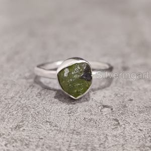 Anillo de Plata de Ley 925 Martillado con Peridoto Natural en Bruto, Gema de Nacimiento de Agosto, Joyería de Piedra Rústica para Mujer - Product Image 1