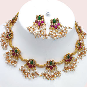 Ensemble de collier et de boucles d'oreilles traditionnels indiens ethniques en or avec des perles et des pierres serties, avec des boucles d'oreilles pendantes pour mariage et fête - Product Image 1