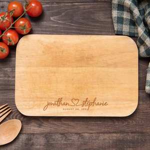 Tabla de cortar de madera personalizada Regalo de boda o de compromiso personalizado para parejas para cortar y servir suministros para restaurante - Product Image 4