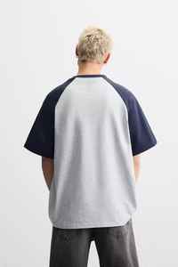 เสื้อยืดแขนสั้นสำหรับผู้ชายพิมพ์ลายได้ทรงหลวมเปิดไหล่ตกไซส์ใหญ่พิเศษใส่สบาย - Product Image 3