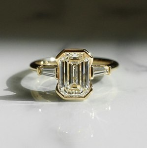 Anillo de Diamante Cultivado en Laboratorio con Corte Esmeralda de 2.20 CTW, Anillo de Compromiso y Boda de Tres Piedras, Oro Amarillo de 4K, VS1, Joyería Fina, Venta al Por Mayor de Fábrica - Product Image 1