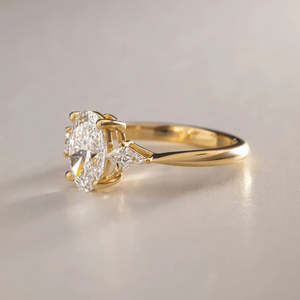Anillo de Compromiso AURALUXURIA con Tres Diamantes Ovalados de Laboratorio de 1.65 TCW, Diamantes Laterales en Forma de Cometa, Certificado IGI, Color D, Corte Excelente - Product Image 4