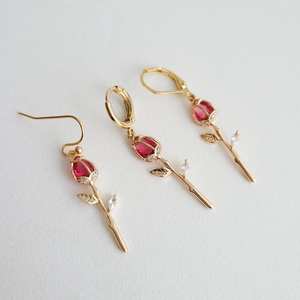 Pendientes de Rosa Rubí Rosa Púrpura, Plata de Ley Natural, Diseño de Rosa Roja y Tallo, Pendientes Huggie Rojos, Regalos para Ella - Product Image 1