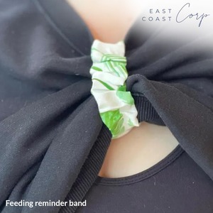 เลี้ยงลูกด้วยนม scrunchie | ด้านนี้สร้อยข้อมือต่อไปผ้าฝ้ายพิมพ์ใบสีขาวและสีเขียวการให้นมลูกการพยาบาลมัมมี่และทารก - Product Image 1