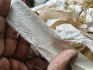 Ruban de soie sari recyclé fabriqué à la main Garniture de fil filé à noyau écologique avec motif brut pour utilisation à ourlet cousu - Product Image 2