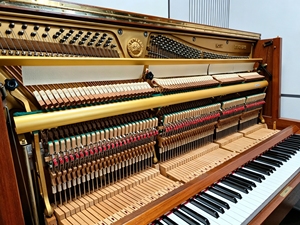 Piano droit Yamaha U7 marron, 88 touches lestées, clavier en bois massif, style classique, support au sol, coffret en bois marron - Product Image 4