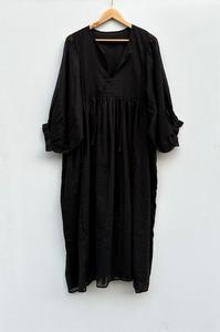 Robe mi-longue noire unie de haute qualité Mini robe longue avec col profond et fermeture à ficelle doublée - Product Image 4