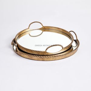 Lot de 2 plateaux de service décoratifs en laiton poli doré de forme ronde opulente avec base en verre Plateaux en métal sophistiqués pour servir - Product Image 1