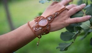 สร้อยข้อมือหินรูปไข่สไตล์วินเทจทำมือจาก HARI OM CREATIONS ประดับด้วยเชือกถักแบบโบโฮ ชุบหลายชั้น สำหรับทุกเพศ ได้รับการรับรองจาก IGI - Product Image 3