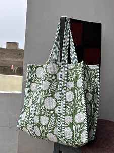 Sac fourre-tout en coton écologique fait à la main matelassé avec imprimé floral Sac à bandoulière confortable pour l'épicerie, le voyage et le transport quotidien - Product Image 3