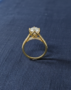 Anillo de Oro Blanco de 14 Quilates con Diamante Ovalado de Corte Brillante Cultivado en Laboratorio con Certificado IGI - Product Image 2