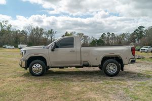 รถบรรทุก GMC Sierra 3500 Duramax SLE 4WD ปี 2026 ภายในสีเข้ม พวงมาลัยซ้าย พร้อมแผ่นรองพื้นกระบะแบบพ่น จัดส่งฟรี - Product Image 5